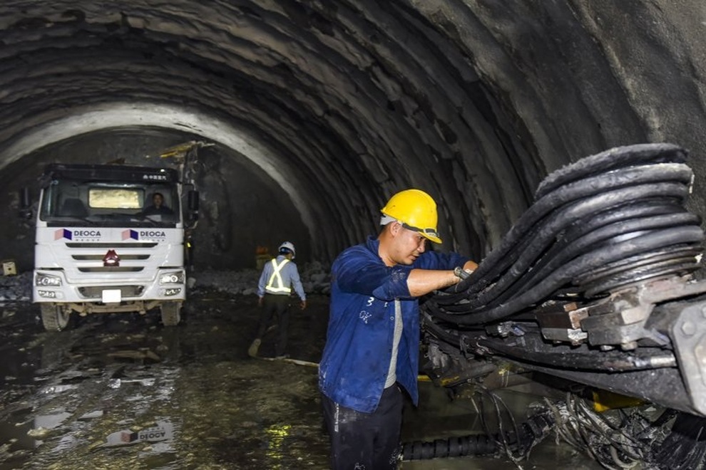 Công nhân oằn mình trong nắng nóng 40 độ C thi công cao tốc Bắc - Nam - 3 Công nhân oằn mình trong nắng nóng 40 độ C thi công cao tốc Bắc - Nam - 3