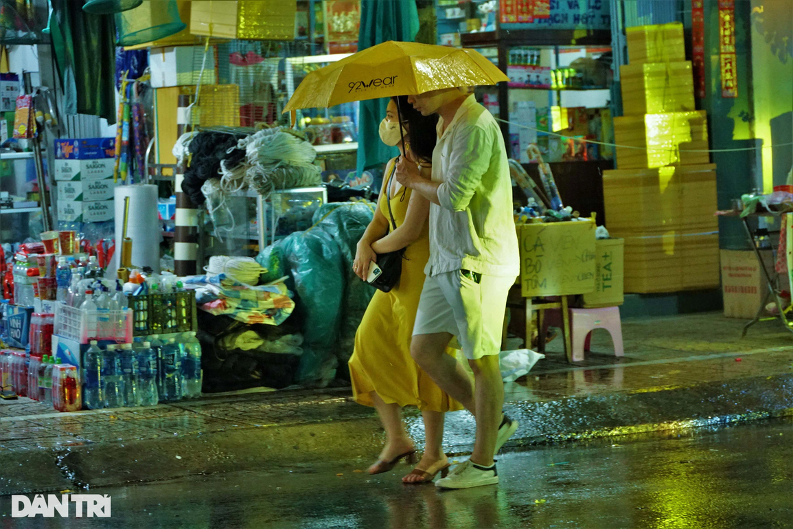 Giới trẻ che dù, mặc áo mưa check-in phố đi bộ đầu tiên ở Tây Đô - 3 Giới trẻ che dù, mặc áo mưa check-in phố đi bộ đầu tiên ở Tây Đô - 3