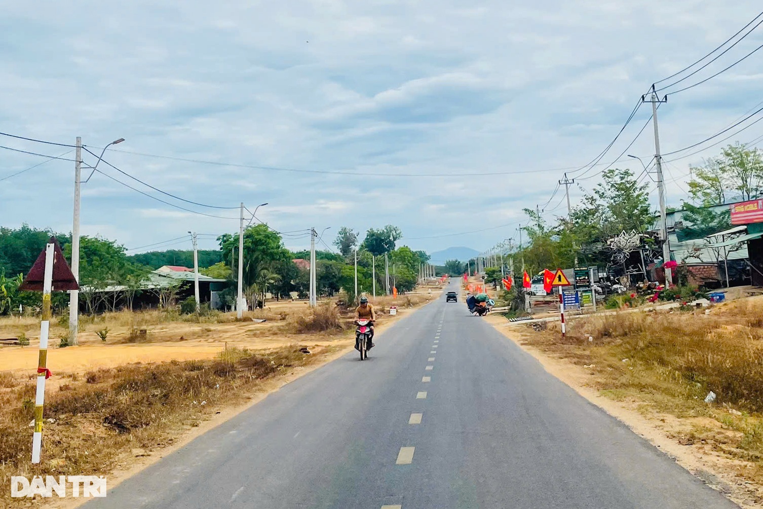 Huyện chỉ có 3 đơn vị cấp xã, trung bình 16 người/km2 - 2 Huyện chỉ có 3 đơn vị cấp xã, trung bình 16 người/km2 - 2