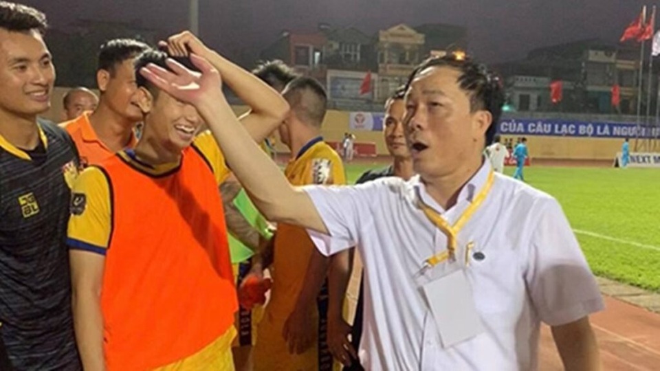 Bầu Đệ đòi bỏ giải và những câu chuyện cười ra nước mắt của V-League - 2 Bầu Đệ đòi bỏ giải và những câu chuyện cười ra nước mắt của V-League - 2