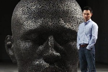 Ngỡ ngàng tượng người làm từ dây xích