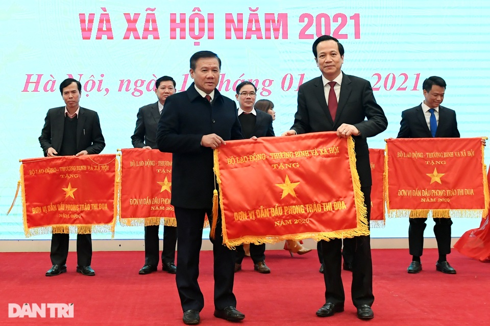 Trả trợ cấp người có công qua bưu điện hạn chế nhầm lẫn, thất thoát - 2 Trả trợ cấp người có công qua bưu điện hạn chế nhầm lẫn, thất thoát - 2