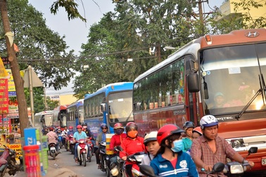 Ám ảnh những “hung thần” đưa đón công nhân