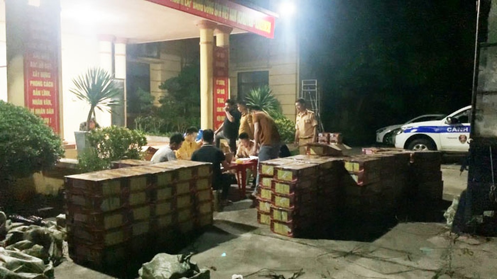 Phát hiện ô tô vận chuyển hơn 1,1 tấn pháo trái phép - 1