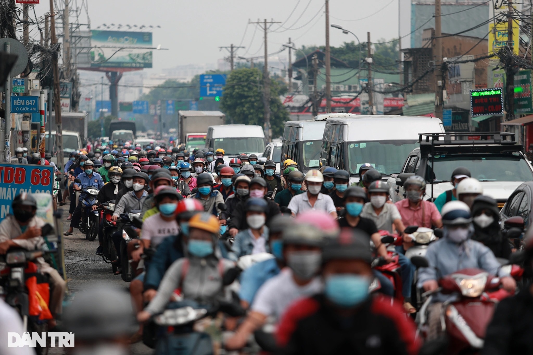 Đường phố ùn tắc trong buổi sáng ngày đầu tiên khi TPHCM mở cửa - 3 Đường phố ùn tắc trong buổi sáng ngày đầu tiên khi TPHCM mở cửa - 3