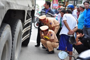 Nghi vấn tài xế xe tải cán chết nữ sinh, đòi đánh người truy đuổi