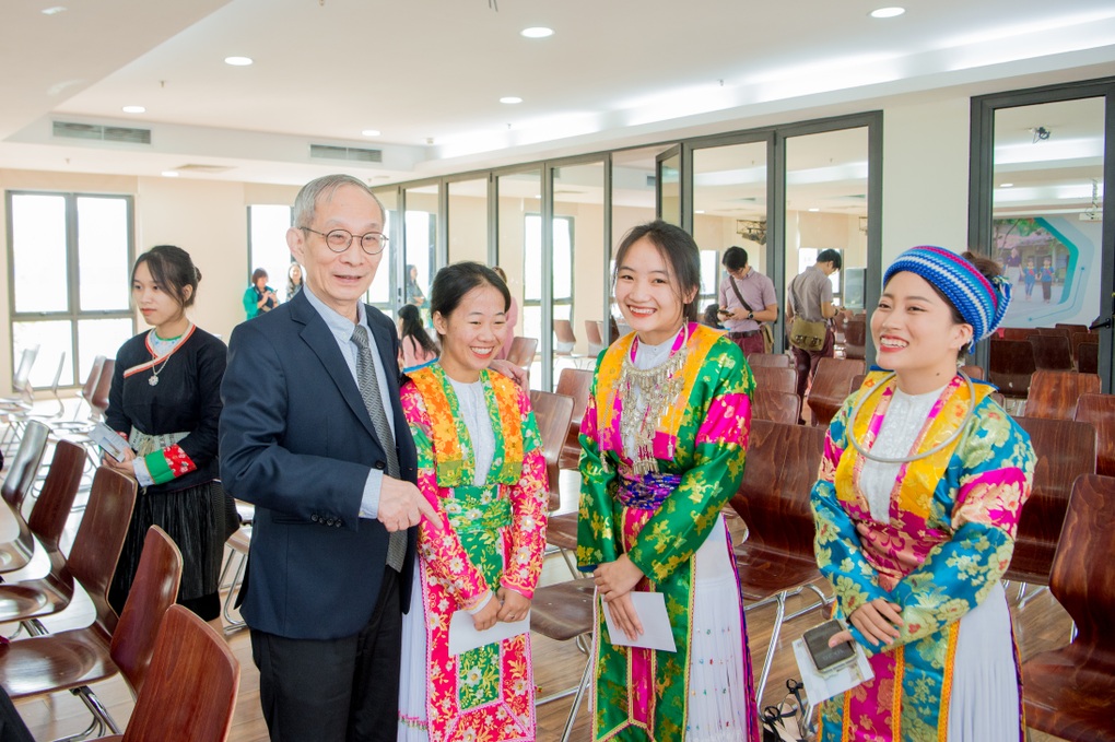 Hiệu trưởng rót tiền tỷ nuôi 30 sinh viên thành thầy cô tiếng Anh miền núi - 2 Hiệu trưởng rót tiền tỷ nuôi 30 sinh viên thành thầy cô tiếng Anh miền núi - 2