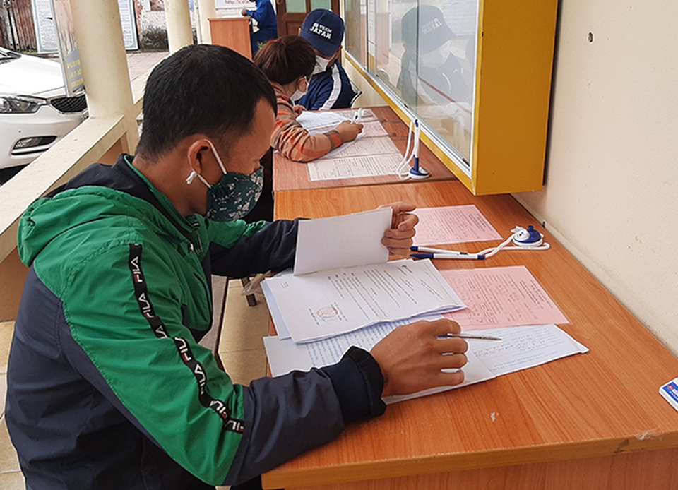 Lao động Nghệ An đăng ký trợ cấp thất nghiệp tăng 18 % vì Covid-19 - 1 Lao động Nghệ An đăng ký trợ cấp thất nghiệp tăng 18 % vì Covid-19 - 1