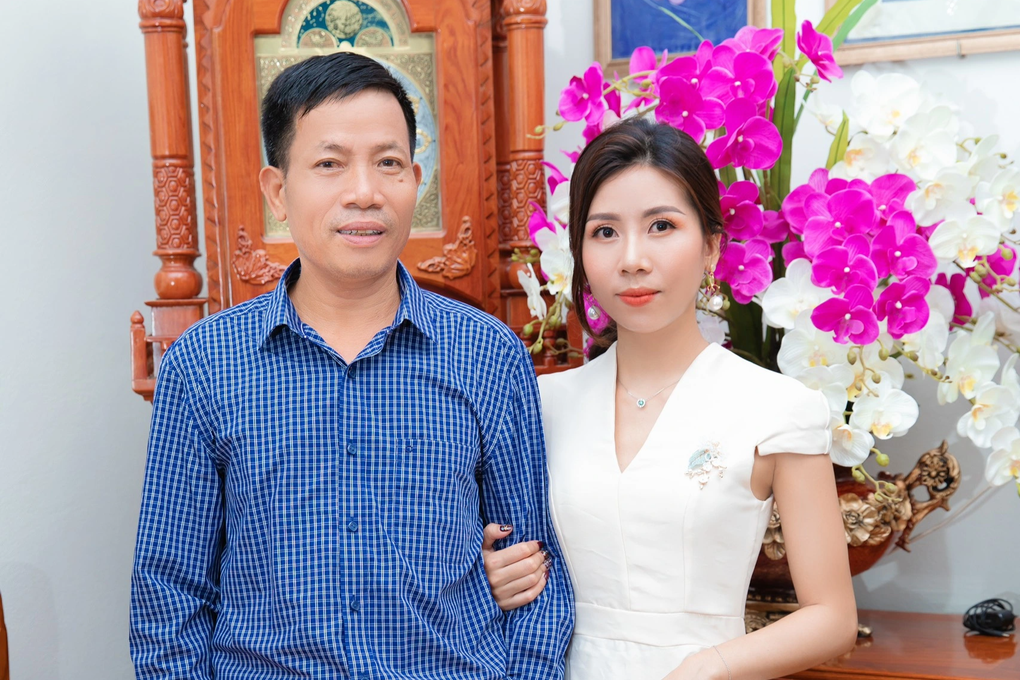 Điều xúc động sau clip người đàn ông vừa ăn vừa khóc nhìn bức ảnh ở tường - 1 Điều xúc động sau clip người đàn ông vừa ăn vừa khóc nhìn bức ảnh ở tường - 1