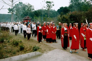 ​Độc đáo tục con dâu mặc áo đỏ, quạt ma cho người chết ở xứ Mường