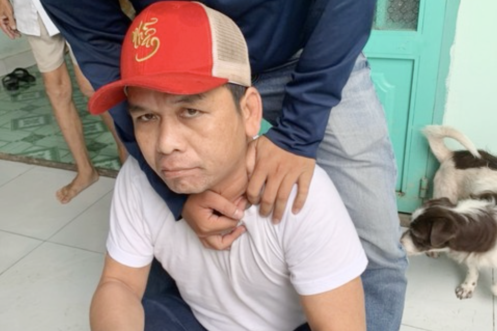 Bắt giữ kẻ giả vờ giúp đỡ người bị tai nạn rồi lấy sạch tài sản - 1 Bắt giữ kẻ giả vờ giúp đỡ người bị tai nạn rồi lấy sạch tài sản - 1