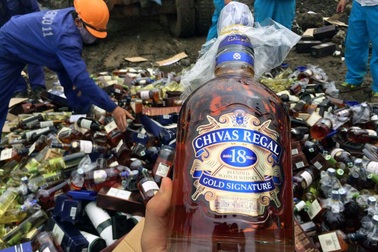 Hà Nội: Tiêu hủy 190 tấn rượu không rõ nguồn gốc