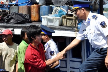 Cứu tàu cá bị nạn cùng 12 ngư dân trở về an toàn