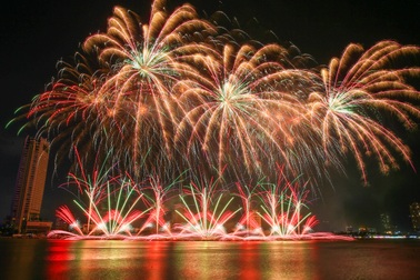 Khán giả bất ngờ khi Bồ Đào Nha và Anh “đọ” pháo hoa trên sông Hàn