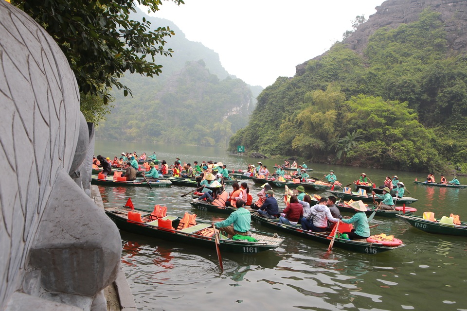 Hàng nghìn du khách trẩy hội Tràng An giữa đại dịch nCoV - 7 Hàng nghìn du khách trẩy hội Tràng An giữa đại dịch nCoV - 7
