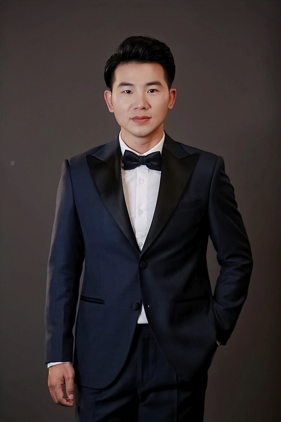 Ca sĩ Việt Tú: “Người ta hiểu nhầm rằng tôi có đại gia chống lưng...” - 1 Ca sĩ Việt Tú: “Người ta hiểu nhầm rằng tôi có đại gia chống lưng...” - 1