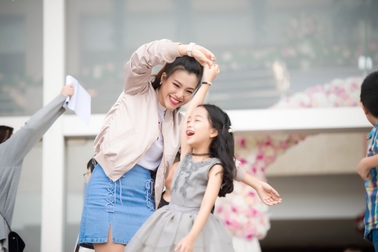 Á hậu Hoàng Oanh thấy mình "trẻ gần chục tuổi" khi dẫn Vietnam Idol Kids