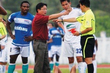 Mổ xẻ triền miên, “vua sân cỏ” vẫn gây bức xúc