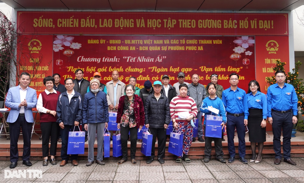 Sẻ chia yêu thương với các gia đình khó khăn, để ai cũng có Tết - 4 Sẻ chia yêu thương với các gia đình khó khăn, để ai cũng có Tết - 4