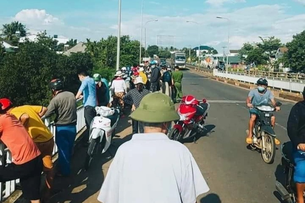 Chị gái bàng hoàng khi em trai bất ngờ dừng xe máy nhảy cầu - 2 Chị gái bàng hoàng khi em trai bất ngờ dừng xe máy nhảy cầu - 2