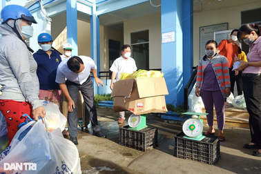 Người dân Bạc Liêu nô nức đi đổi rác thải lấy gạo