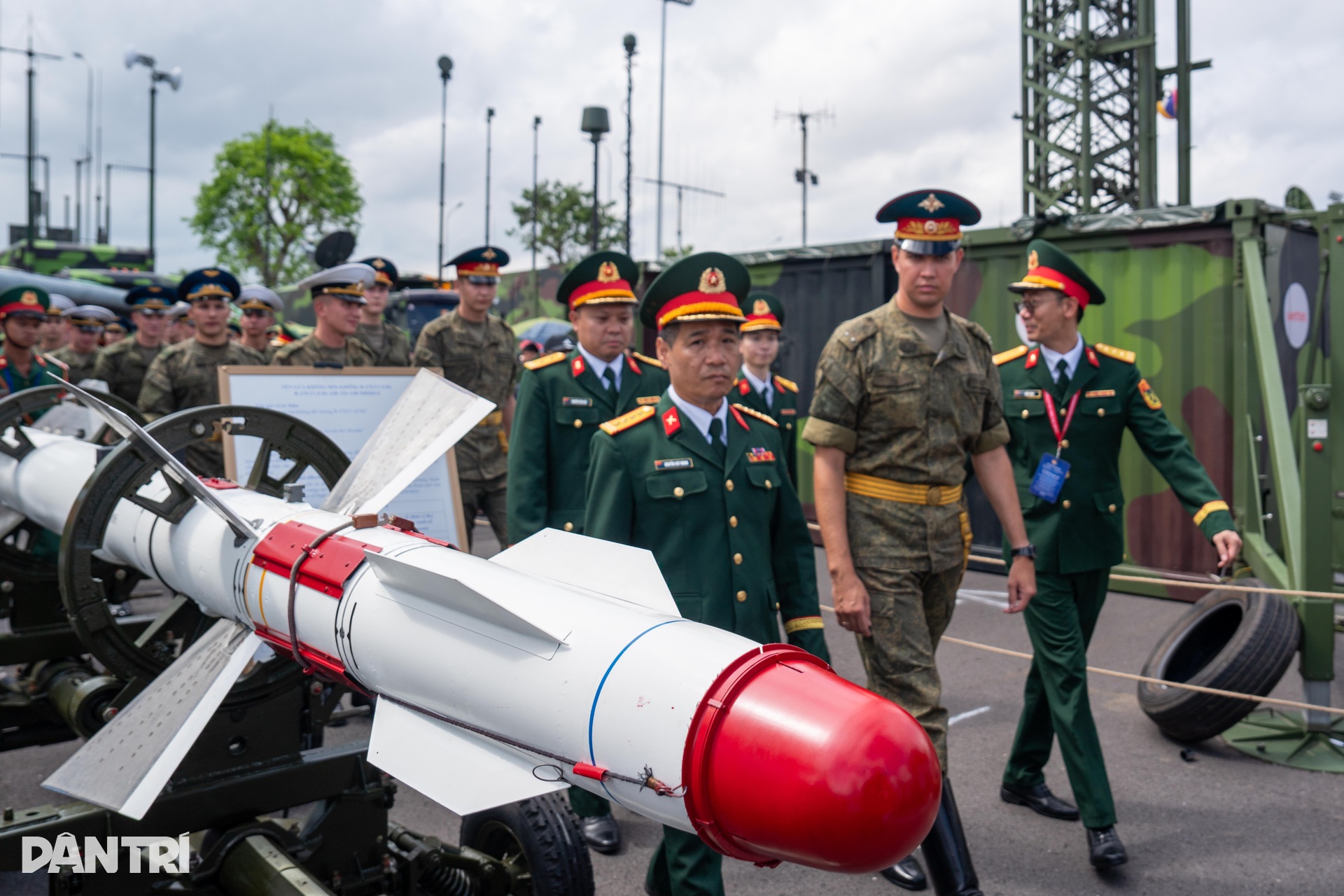 Quân nhân Nga, Lào, Campuchia chiêm ngưỡng UAV, tên lửa của Việt Nam - 9 Quân nhân Nga, Lào, Campuchia chiêm ngưỡng UAV, tên lửa của Việt Nam - 9
