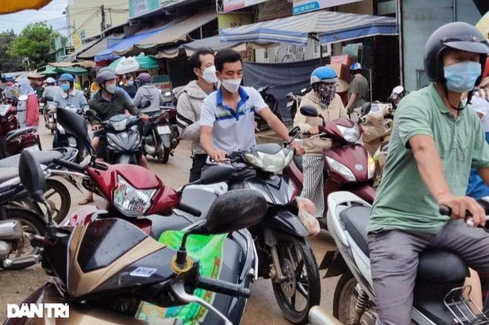 Người dân Pleiku tranh thủ chong đèn đi chợ trước giờ giãn cách - 1 Người dân Pleiku tranh thủ chong đèn đi chợ trước giờ giãn cách - 1