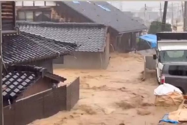 Mưa lớn chưa từng có gây ngập lụt ở Nhật Bản