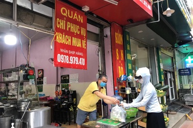 Người dân "vùng xanh" ở Hà Nội phấn khởi mở cửa bán mang về
