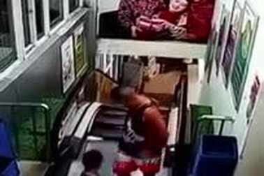 Sốc khoảnh khắc 2 cha con suýt bị thang cuốn “nuốt chửng”