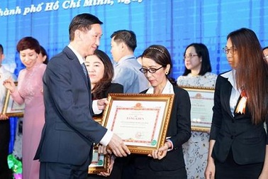 Công ty Nhựa Long Thành nhận bằng khen thực hiện tốt nghĩa vụ thuế 2016