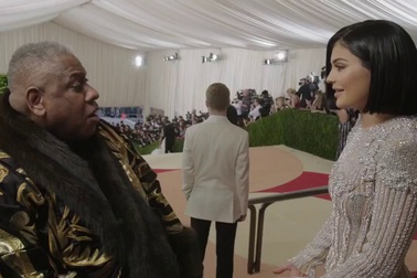 Kylie Jenner rạng rỡ trên thảm đỏ