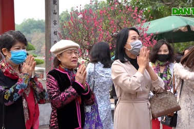 Người dân Hà Nội nô nức đi lễ đầu xuân Tân Sửu