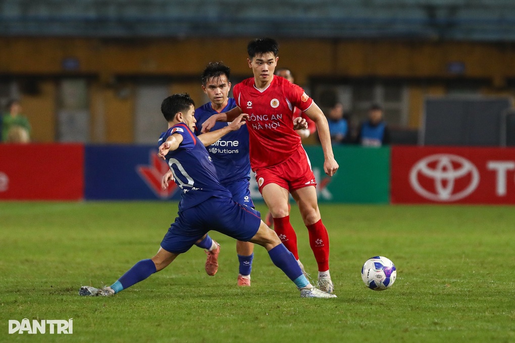 CLB Công an Hà Nội cân bằng điểm số với đội đầu bảng Ninh Bình - 1