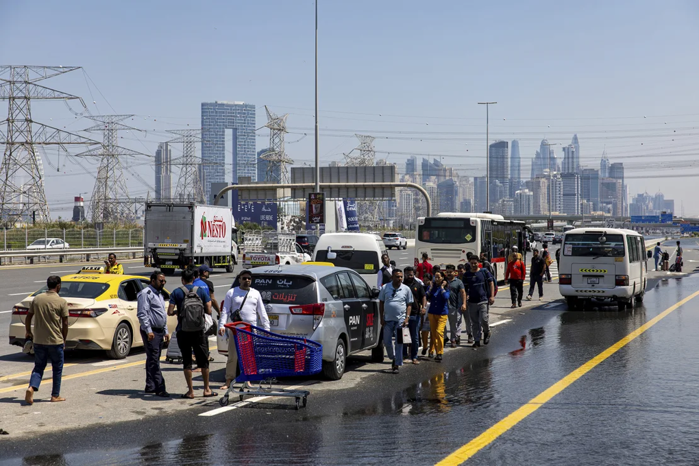 Sân bay Dubai chật vật nối lại các chuyến bay sau trận lụt lịch sử - 3 Sân bay Dubai chật vật nối lại các chuyến bay sau trận lụt lịch sử - 3