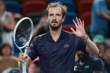 Vượt giới hạn thể lực, Medvedev thắng tay vợt gốc Việt ở Thượng Hải Masters