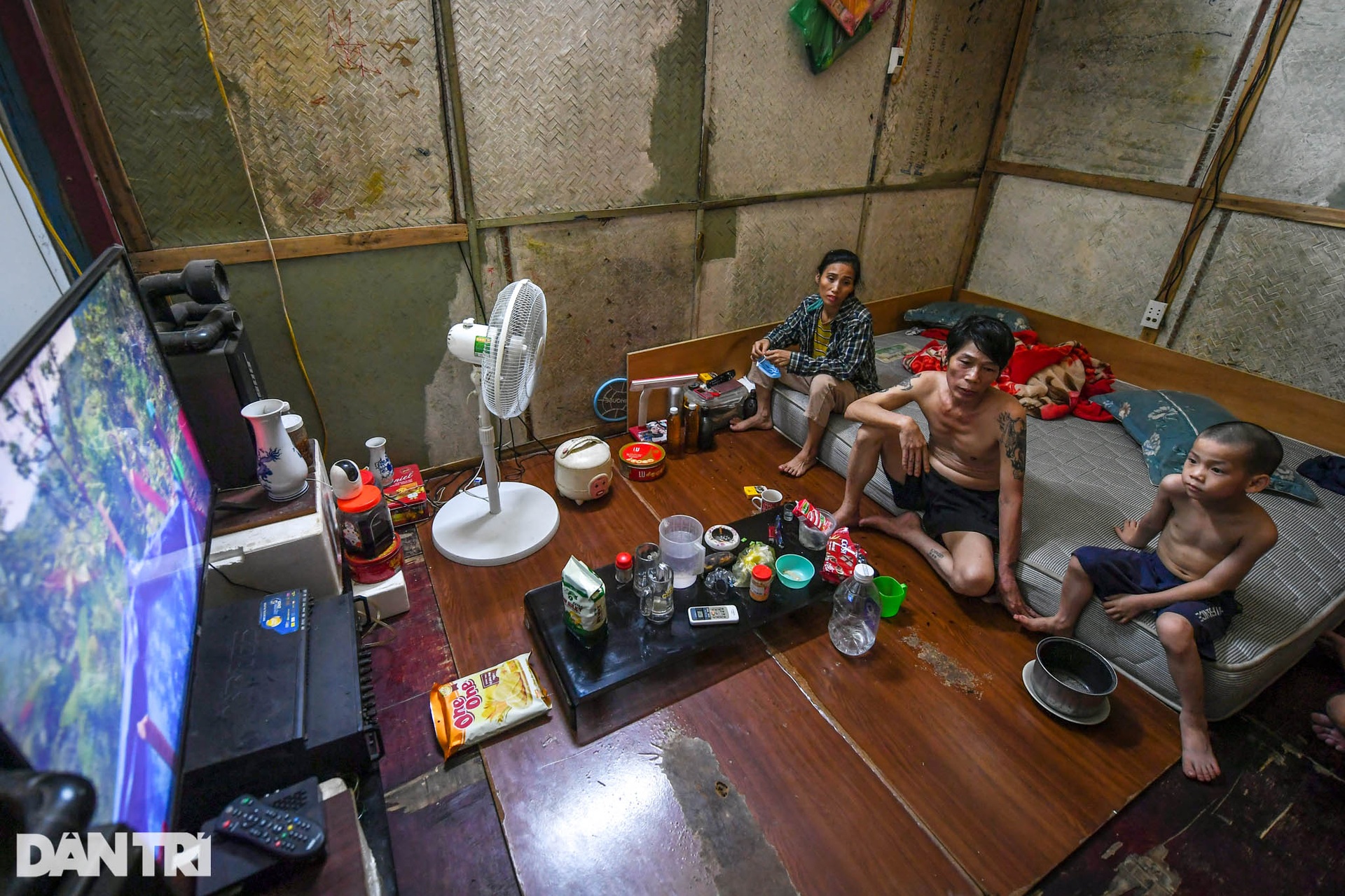 Bên trong khu nhà gỗ 70 tuổi thường trực nỗi lo tai nạn, chập cháy ở Hà Nội - 10 Bên trong khu nhà gỗ 70 tuổi thường trực nỗi lo tai nạn, chập cháy ở Hà Nội - 10