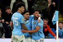 Man City hạ Aston Villa nhờ bàn thắng ở phút bù giờ