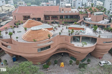 Cận cảnh nhà gốm trăm tỷ với thiết kế độc lạ tại làng cổ Bát Tràng