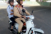 Nữ sinh hỏng xe giữa đường được CSGT đưa đi kịp giờ thi