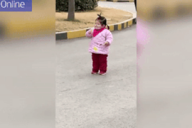 Clip: “Nỗi khổ” của em bé muốn ăn mà quên mất mình đang... đeo khẩu trang