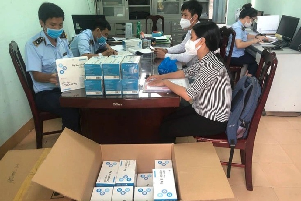 Tạm giữ 1.000 bộ test nhanh SASR-CoV-2 có dấu hiệu nhập lậu - 1 Tạm giữ 1.000 bộ test nhanh SASR-CoV-2 có dấu hiệu nhập lậu - 1