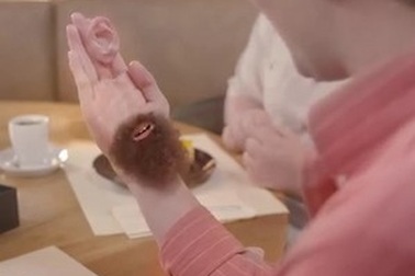 LG bị “ném đá” vì clip quảng cáo G Flex có nội dung kỳ dị