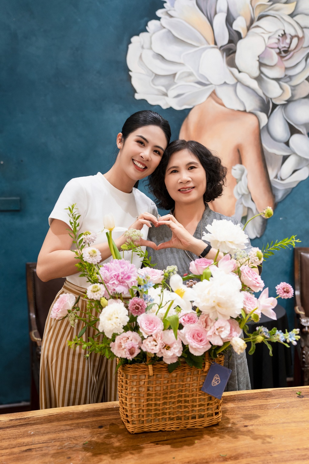 Dàn người đẹp Việt trổ tài cắm hoa nhân Ngày của Mẹ - 3 Dàn người đẹp Việt trổ tài cắm hoa nhân Ngày của Mẹ - 3