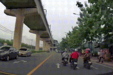 Nam thanh niên đạp ngã người đi xe máy ở TPHCM