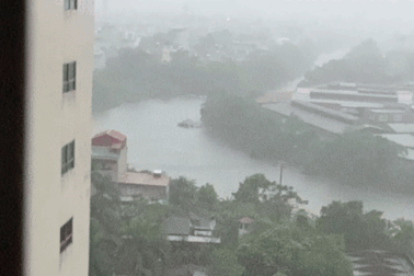 Khoảnh khắc sét đánh tóe lửa xuống Hà Nội, bầu trời đen kịt như muốn đổ sập