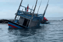 Tàu cá chở 5 ngư dân bị chìm do va vào đá ngầm