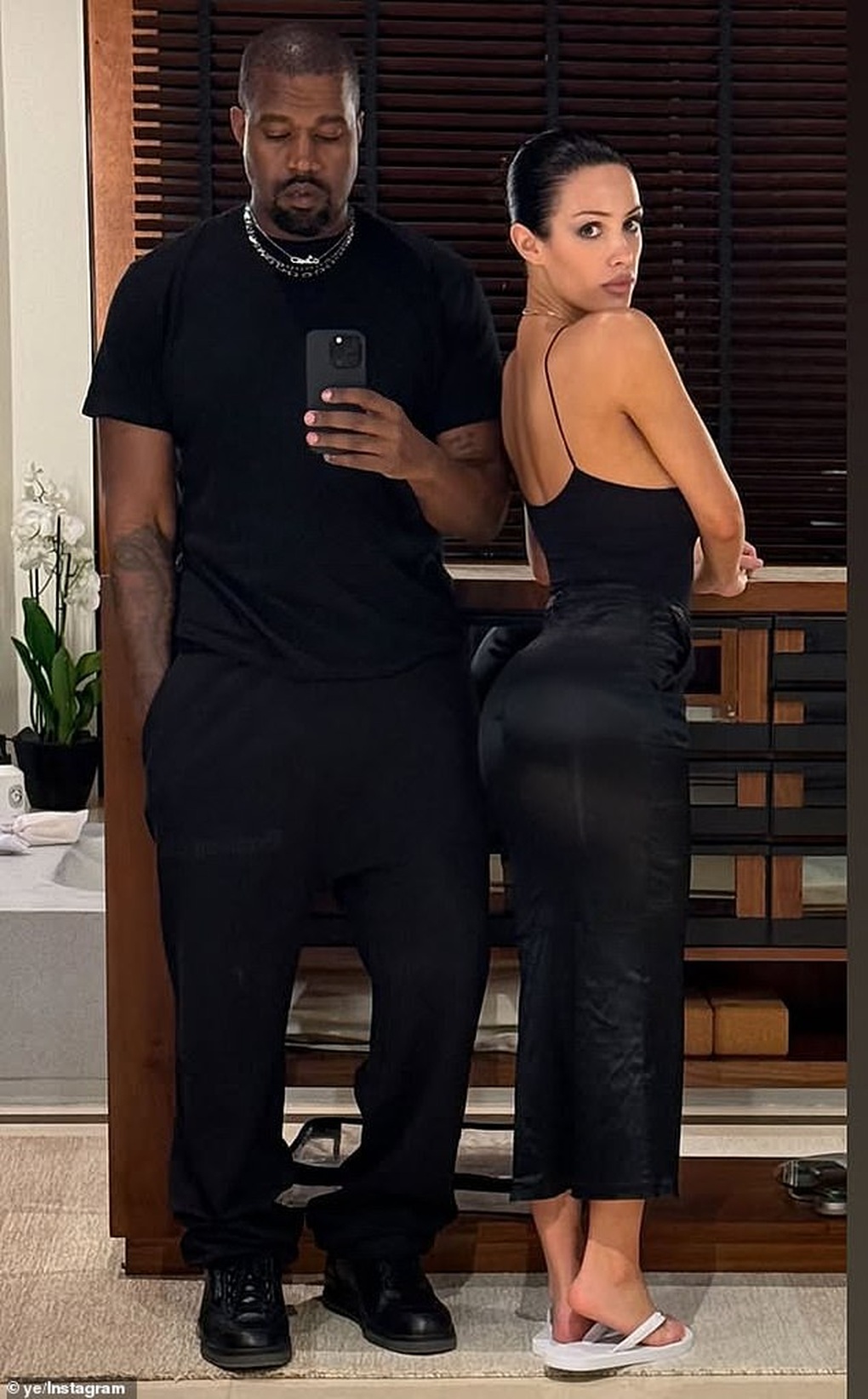 Kanye West's wife's underwear made from candy costing 6.5 billion VND criticized - 2 Nội y làm từ kẹo tốn 6,5 tỷ đồng của vợ Kanye West bị chỉ trích - 2