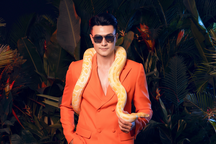 Siêu mẫu Vĩnh Thụy khoe thần thái lạnh lùng khi diễn với trăn