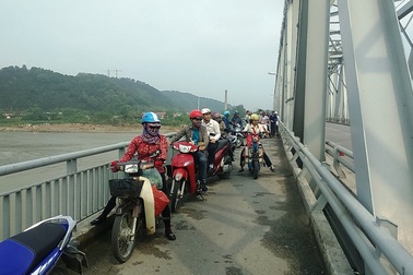 Mẹ ôm con 4 tháng tuổi nhảy cầu Bến Thủy tự vẫn